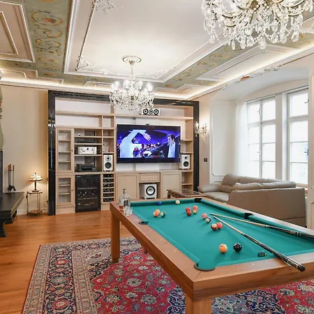 St Giles Sauna And Pool Table Apt *